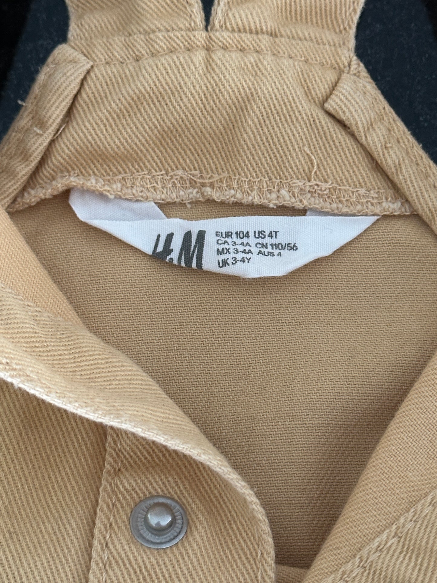 Latzhosen-Kleid Gr. 104