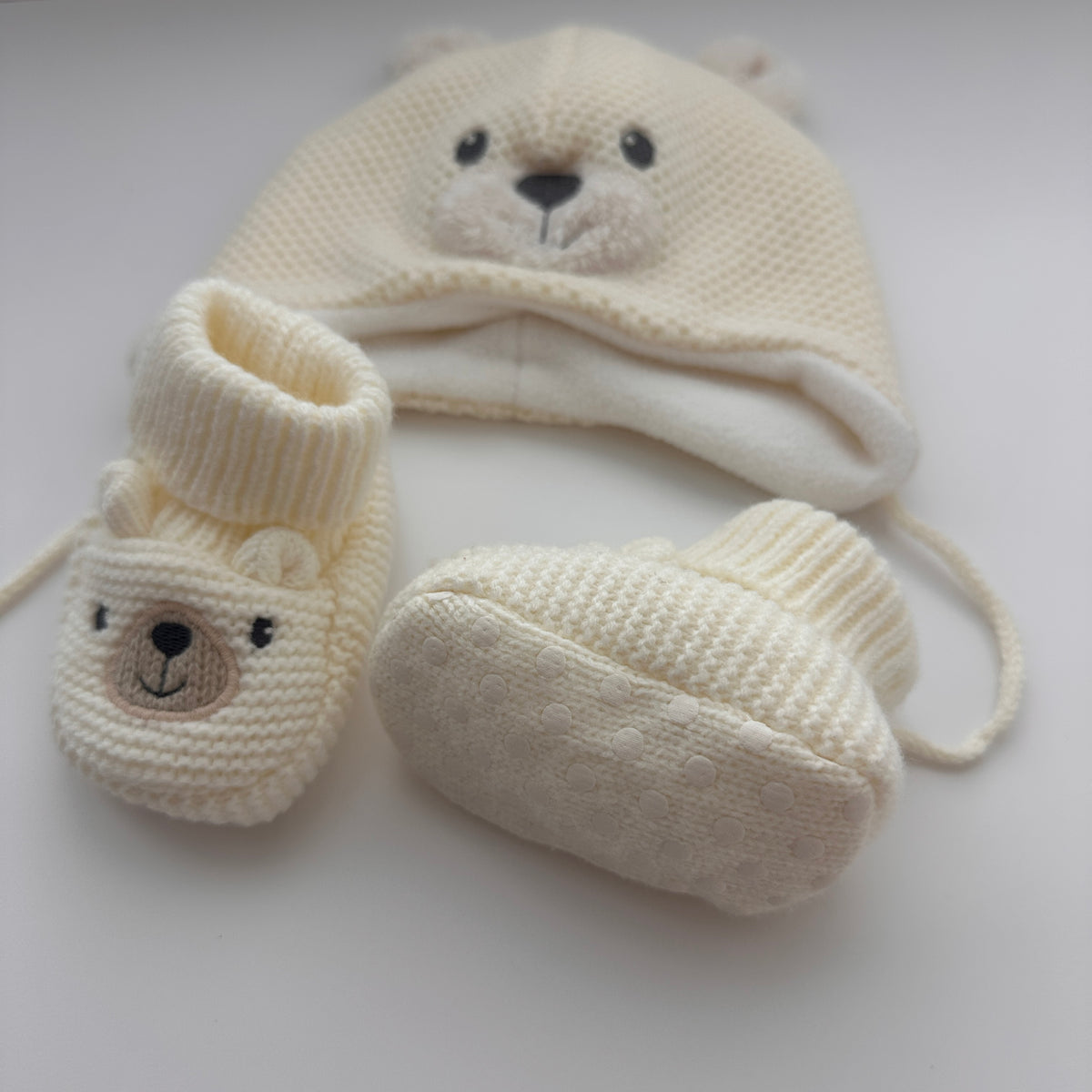 C&A Baby Mützen- & Schühchen-Set mit Teddy-Motiv Creme – Grösse 6–9 Monate