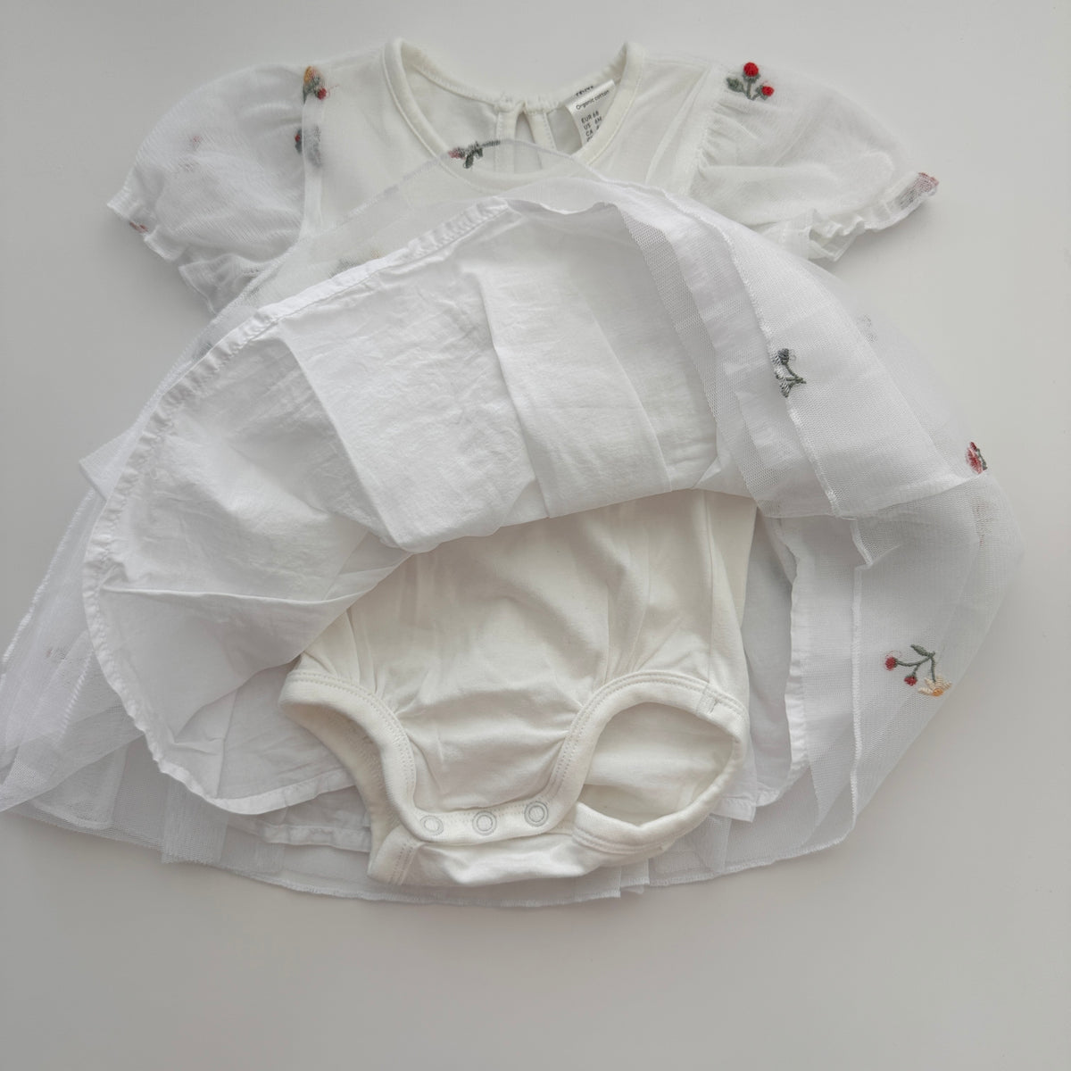 H&M Baby Tüllkleid Weiss mit Blumenstickerei – Grösse 68