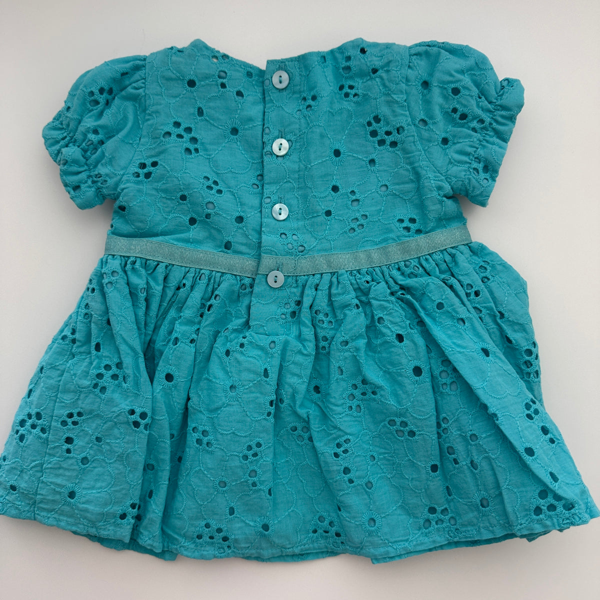 Boboli Baby Kleid Türkis mit Lochstickerei & Schleife – Grösse 68