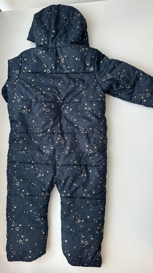 Schneeanzug mit Herz- und Sternenmuster | Gr. 74/80