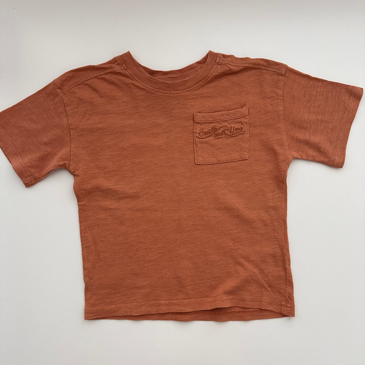 H&M T-Shirt mit Brusttasche in Rostbraun – Gr. 92
