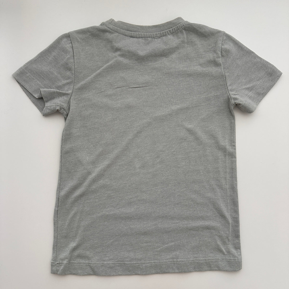 T-Shirt mit Hai-Motiv in Grau – Gr. 98