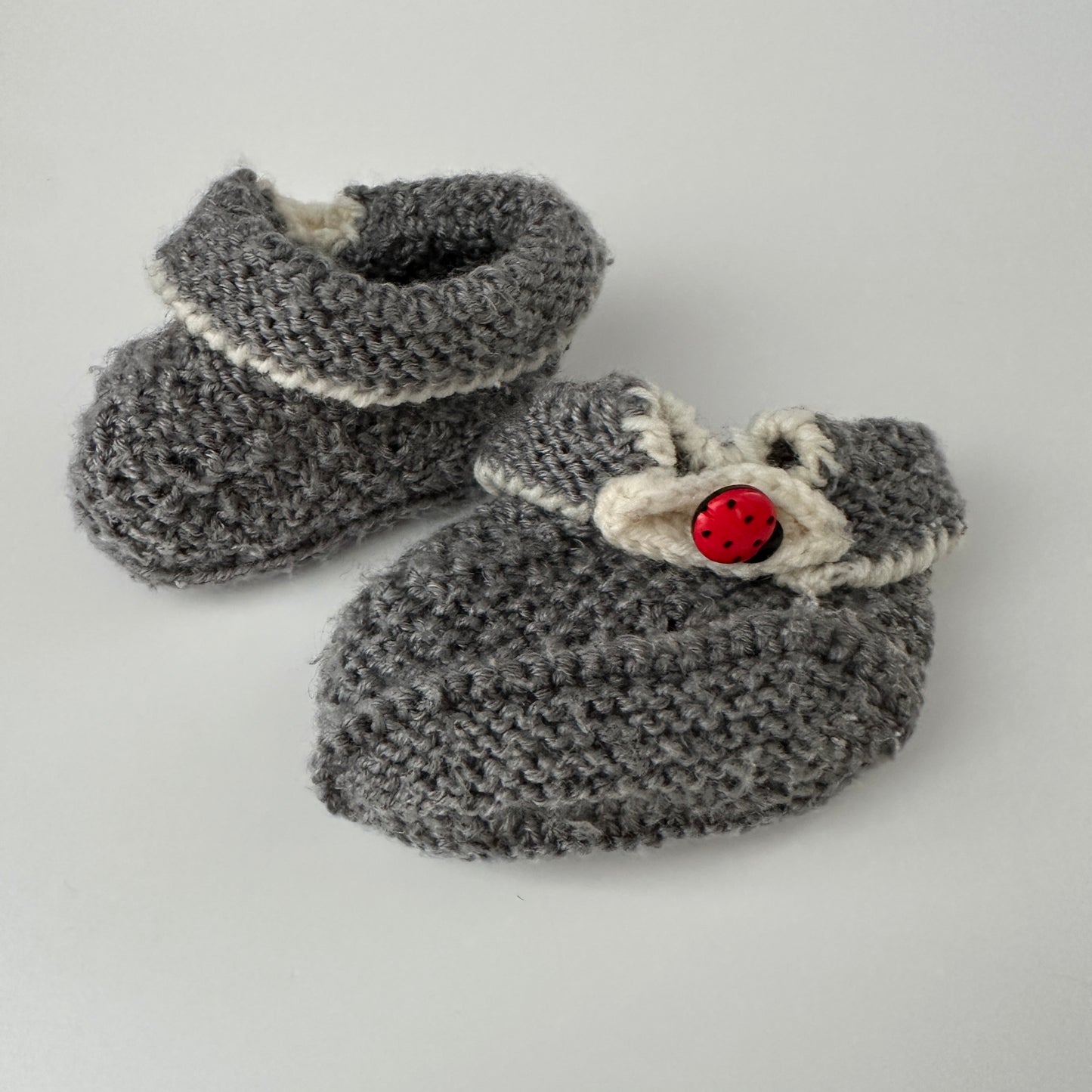 Baby Strickschuhe Grau mit Knopf Gr. 50