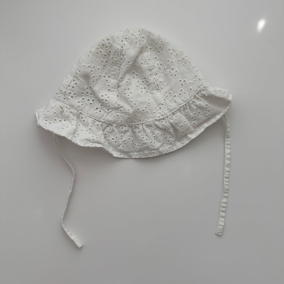 H&M Baby Sonnenhut Weiss mit Lochstickerei Gr. 68