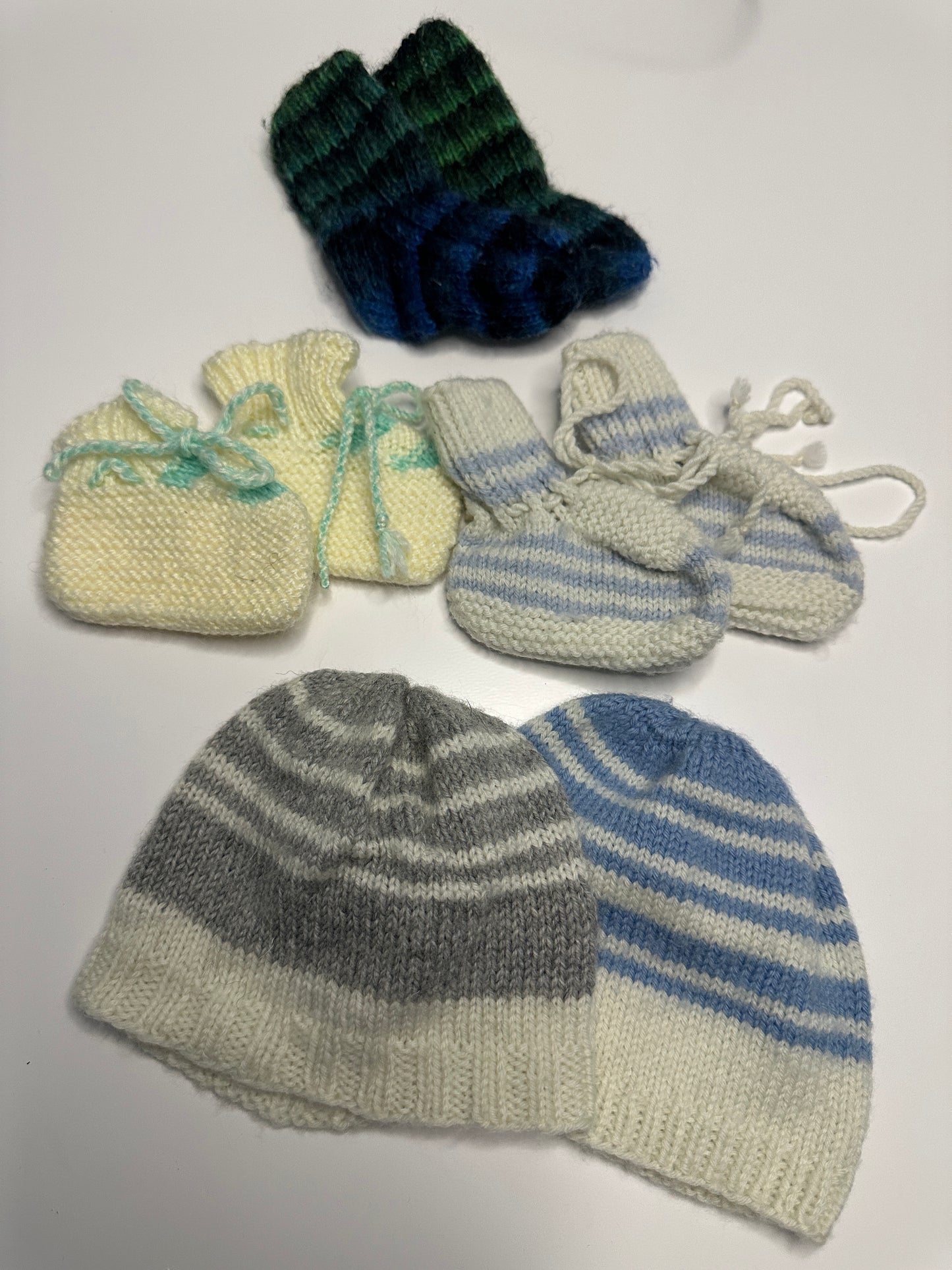 Set aus handgestrickten Baby-Mützen & Finkli