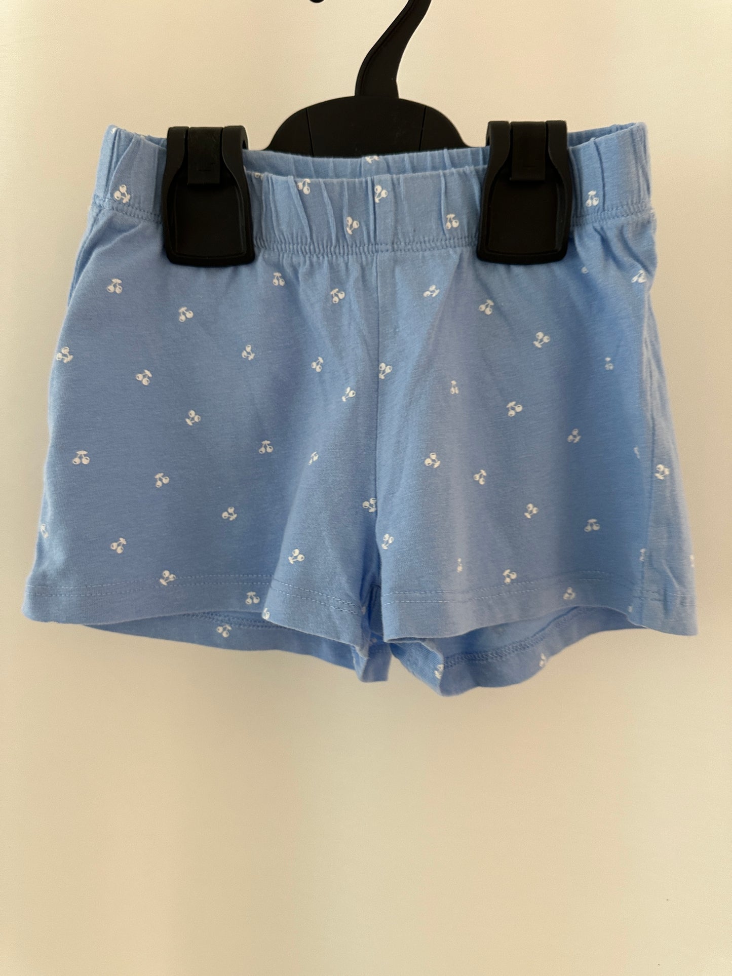 Zweiteiler Sommerset mit kleinen Kirschen