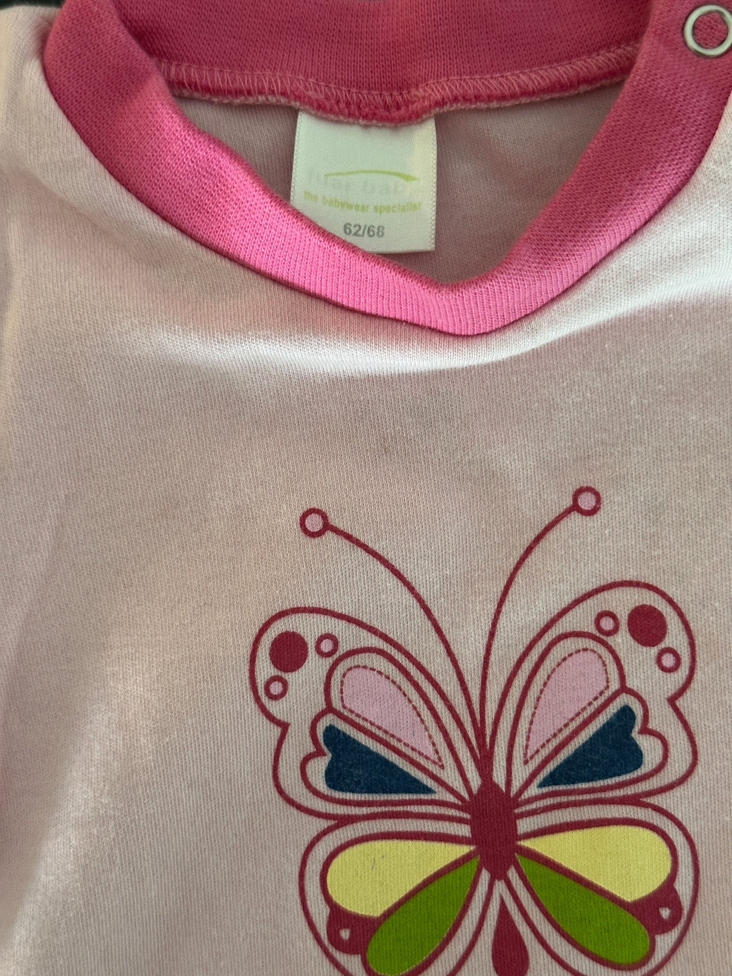 Pyjama kurzarm mit Schmetterling Gr. 62/68
