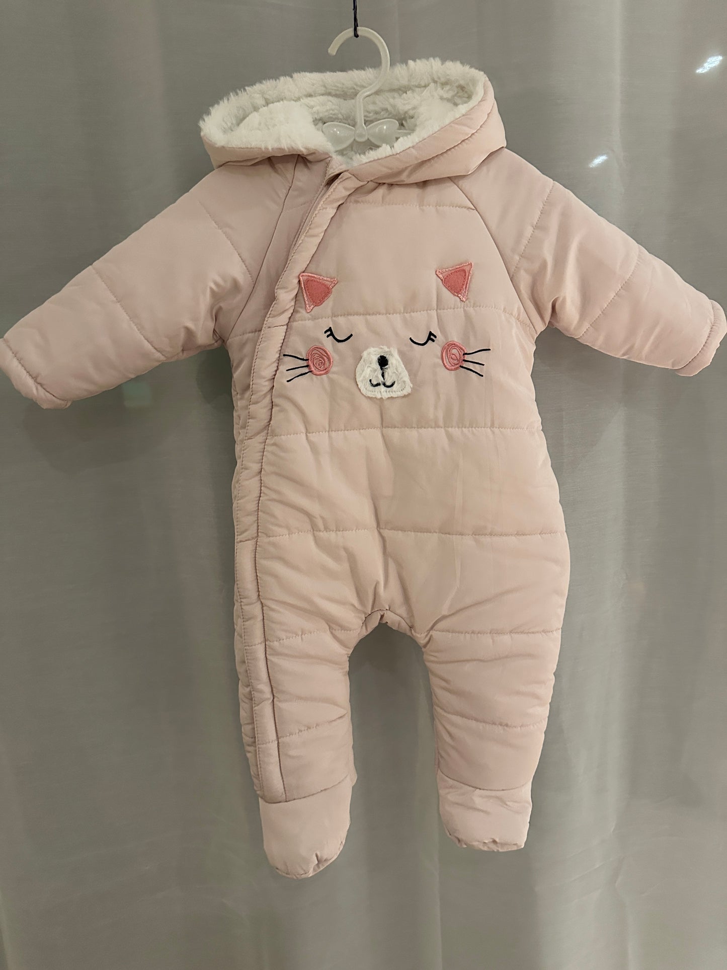 Overall Winter mit Katze