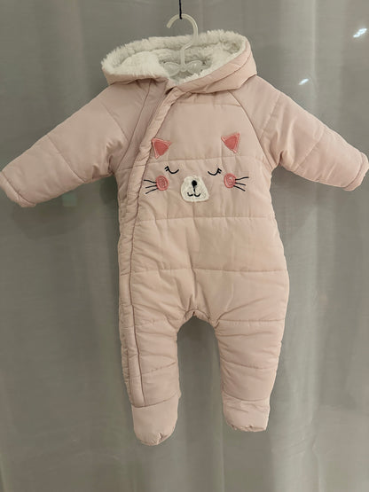 Overall Winter mit Katze