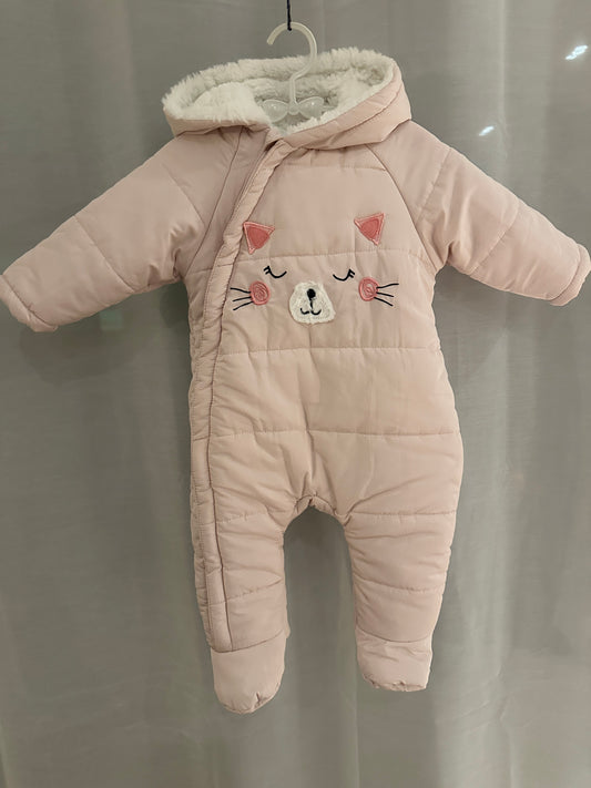 Overall Winter mit Katze