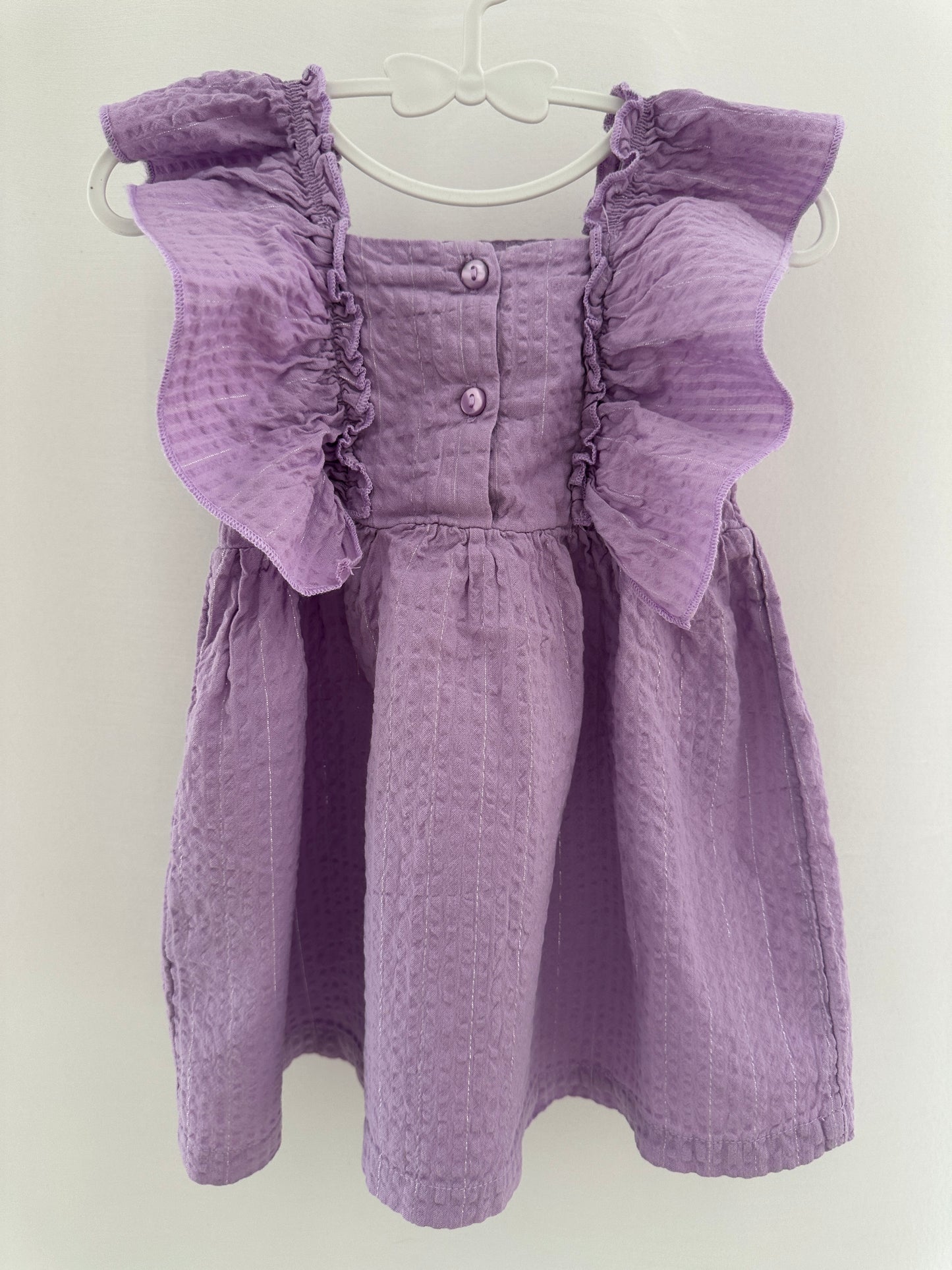 Lila Kleid mit Knöpfen Gr. 74/80