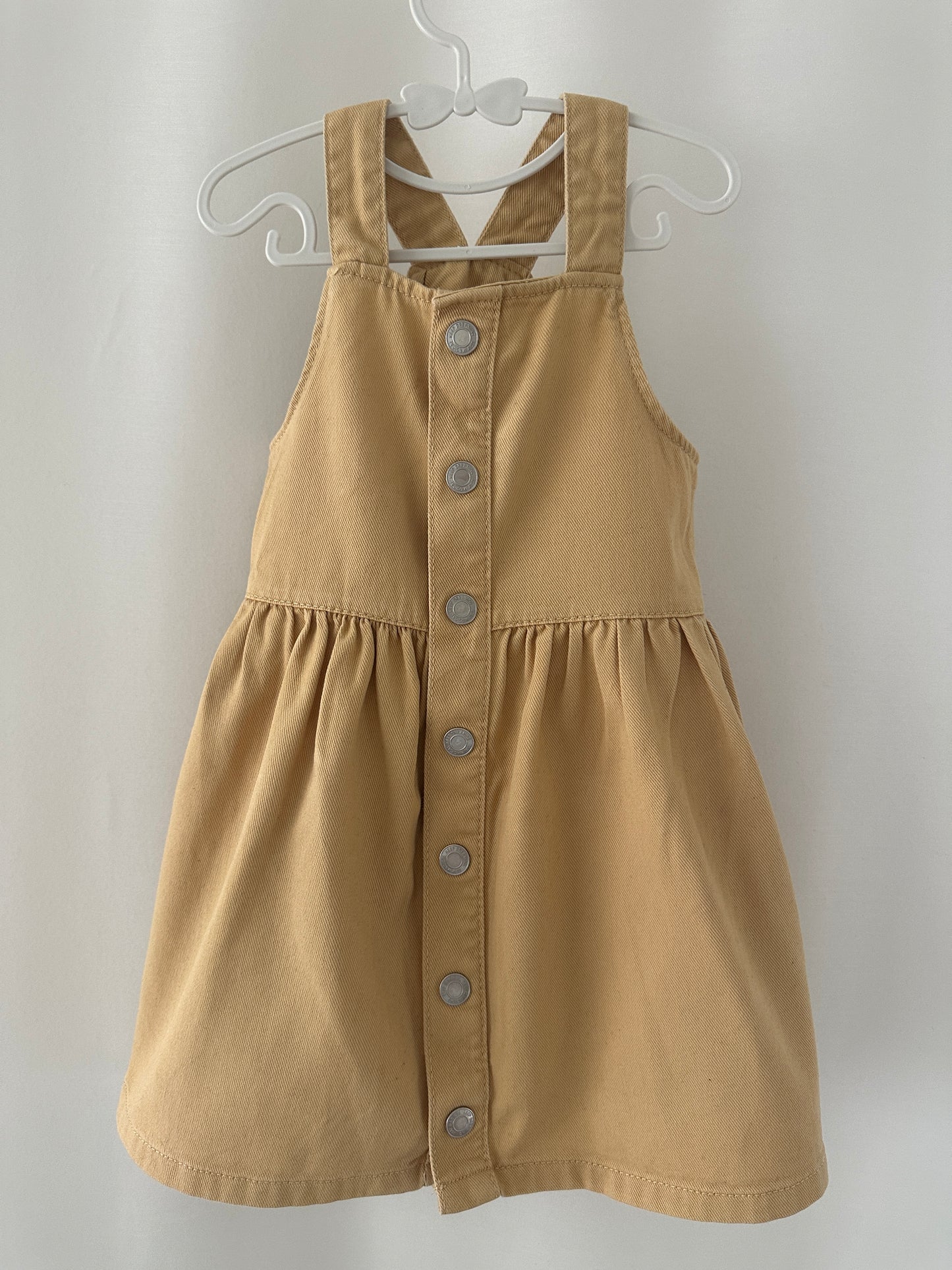 Latzhosen-Kleid Gr. 104