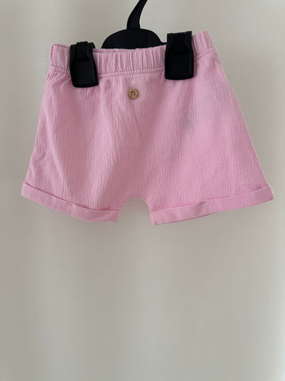 Kurze Hose mit Knopf Gr. 68