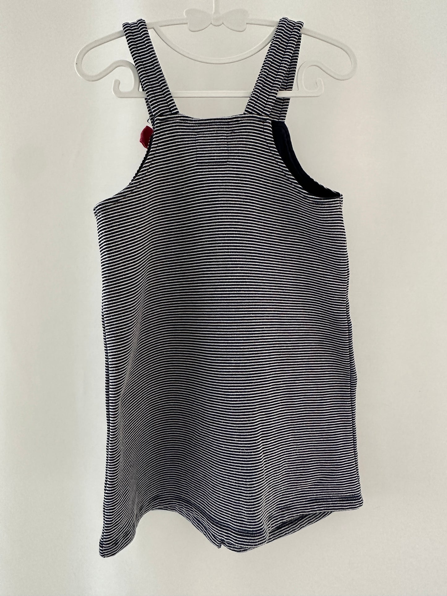 Kleid mit Träger und roter Schlaufe Gr. 98