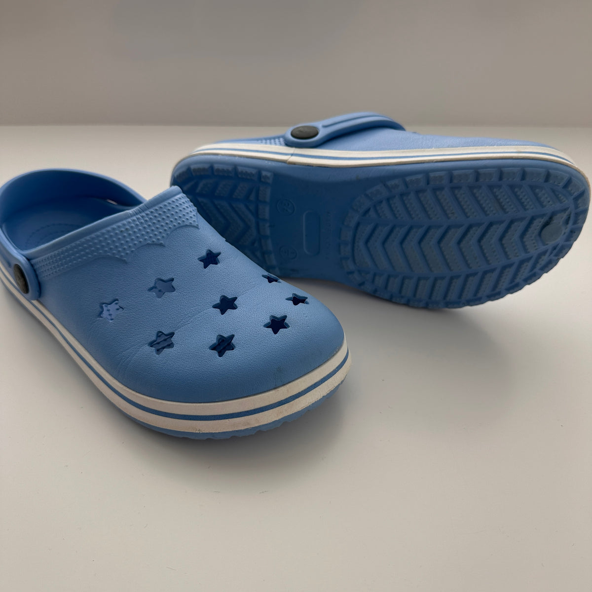 Kinder Clogs mit Sternen Hellblau – Gr. 34/35
