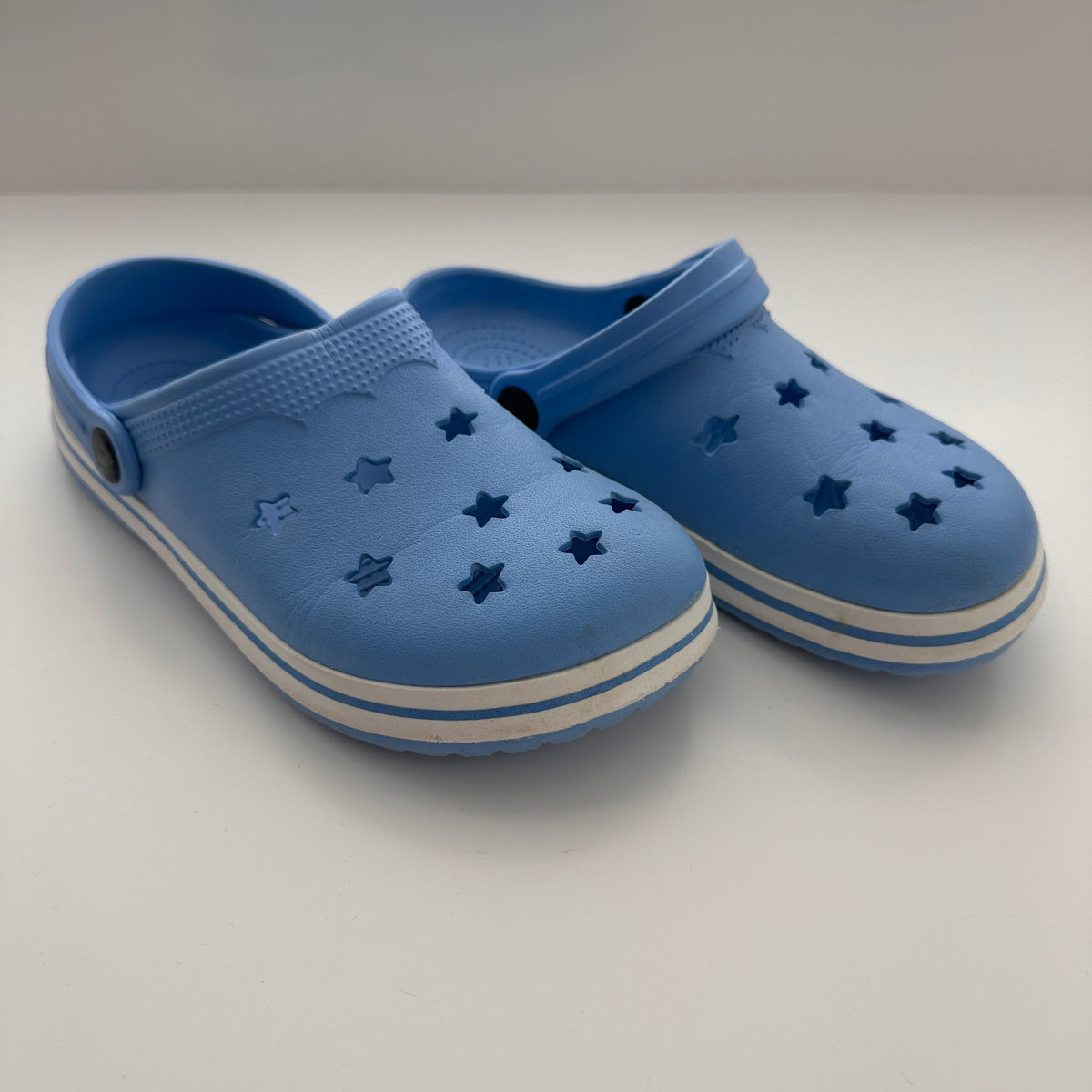 Kinder Clogs mit Sternen Hellblau – Gr. 34/35