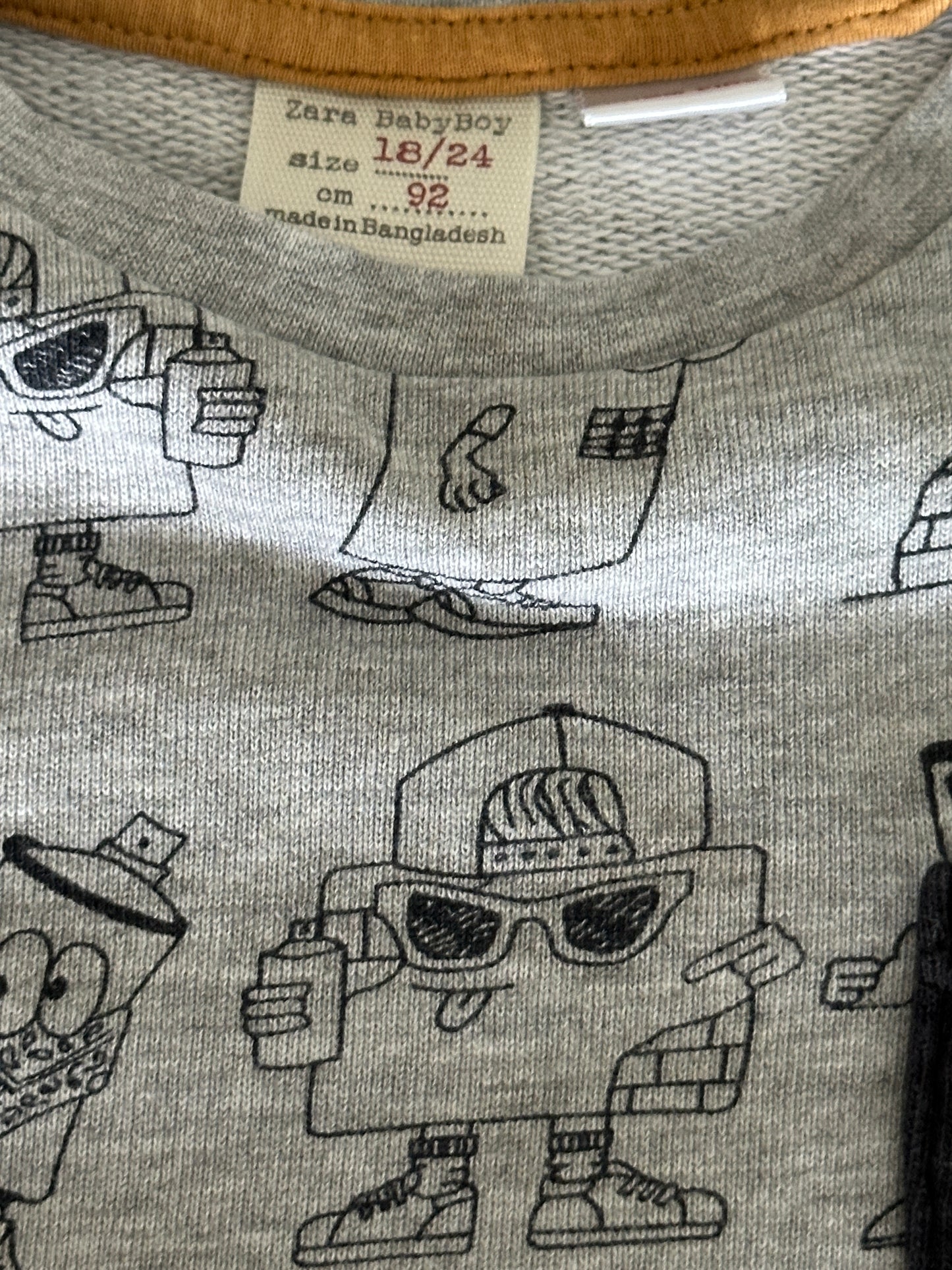 Pullover mit Robotern Gr. 92