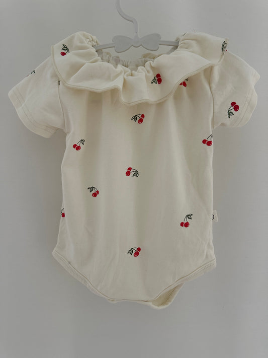 Kurzarmbody mit Kirschen