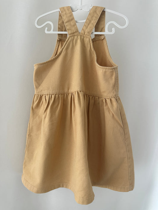 Latzhosen-Kleid Gr. 104