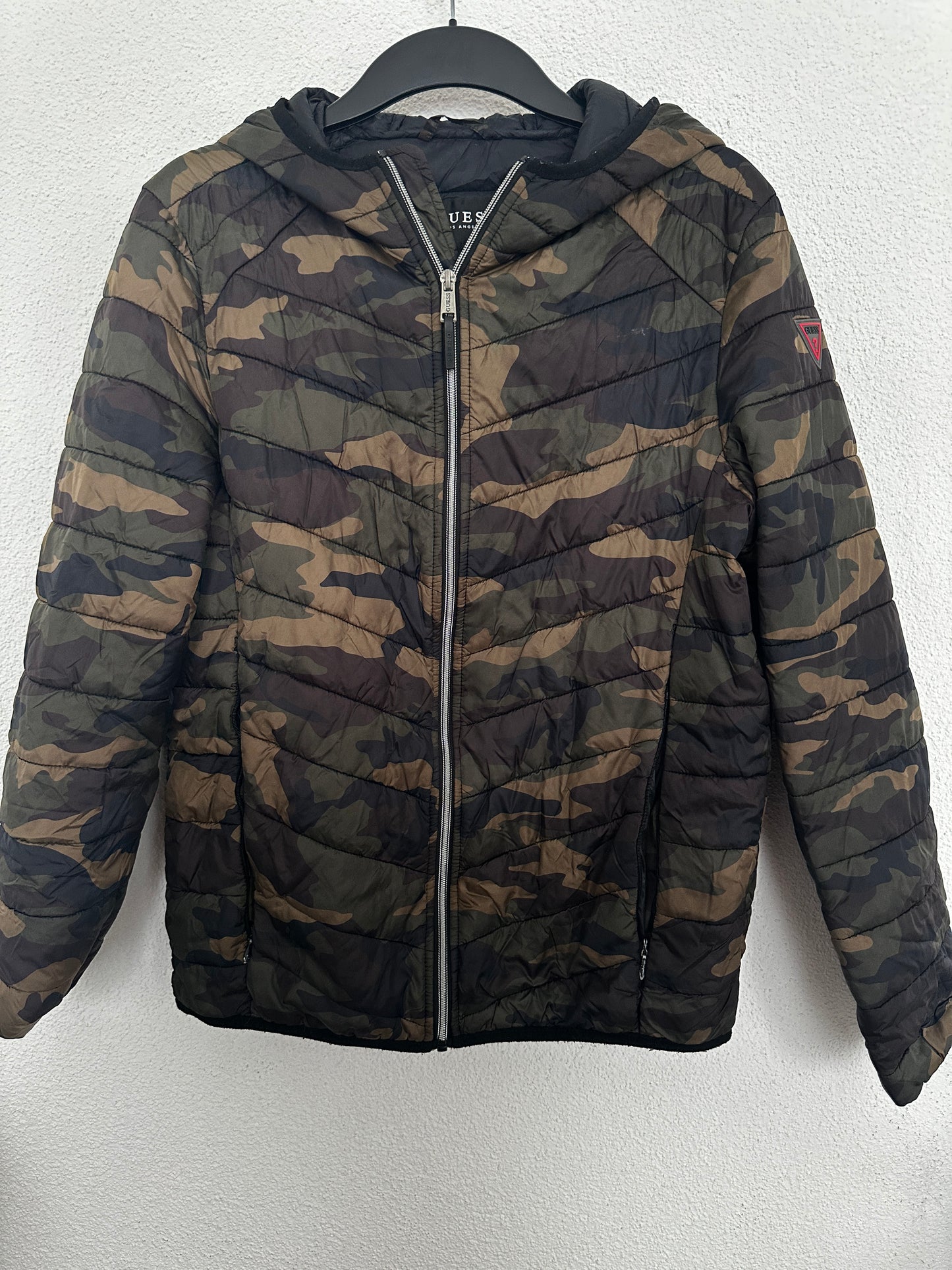 Winterjacke mit Militärmuster GUESS Gr. 164/S