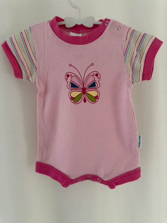 Pyjama kurzarm mit Schmetterling Gr. 62/68