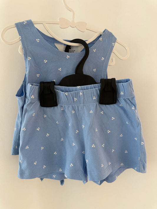 Zweiteiler Sommerset mit kleinen Kirschen