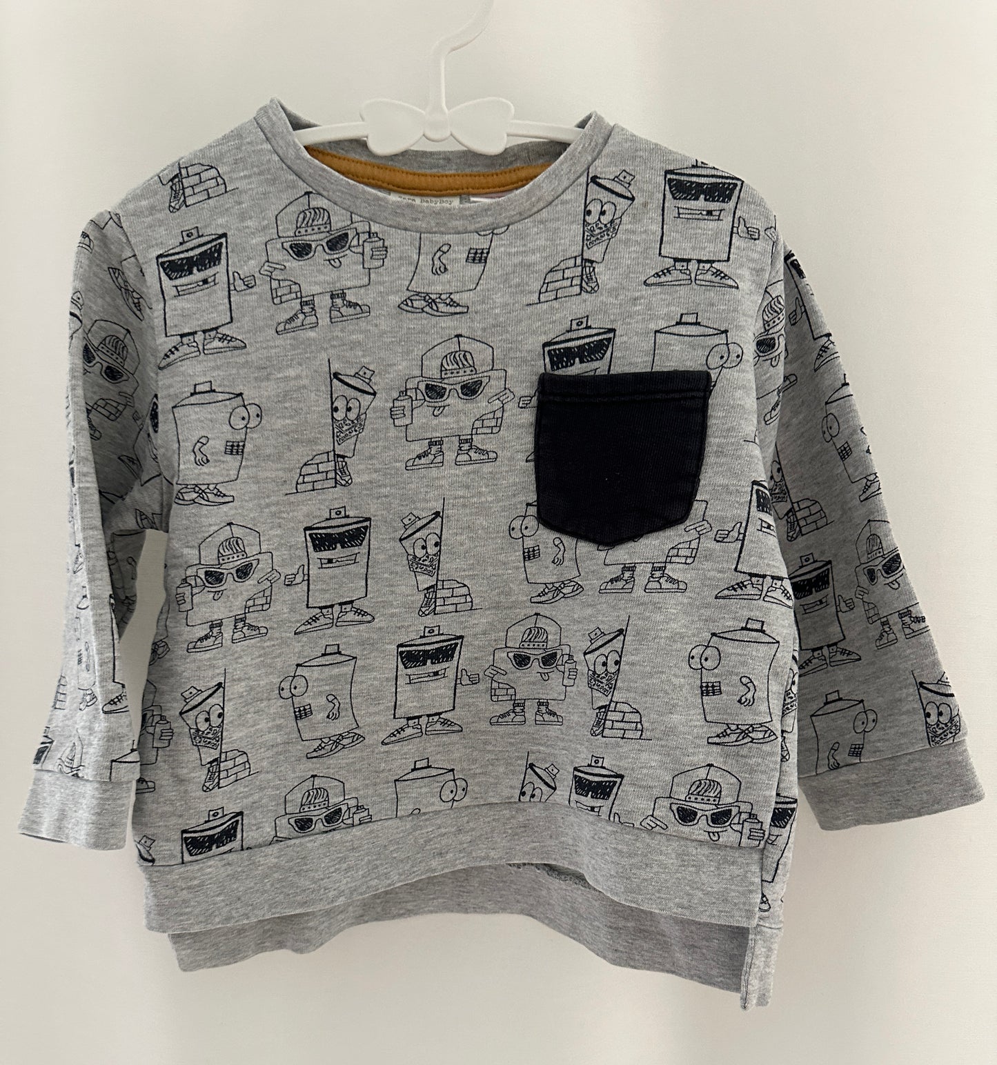 Pullover mit Robotern Gr. 92