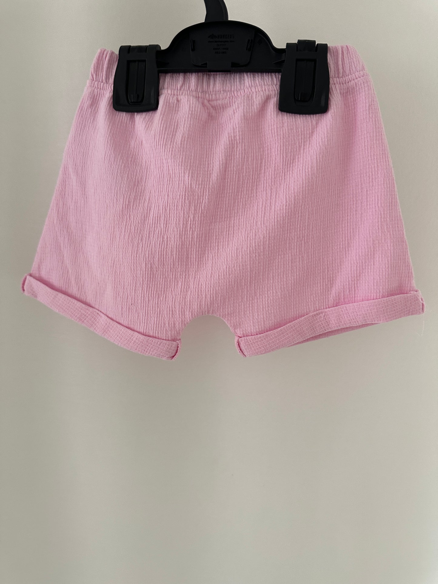 Kurze Hose mit Knopf Gr. 68