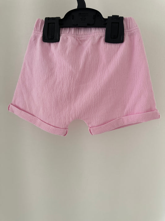 Kurze Hose mit Knopf Gr. 68