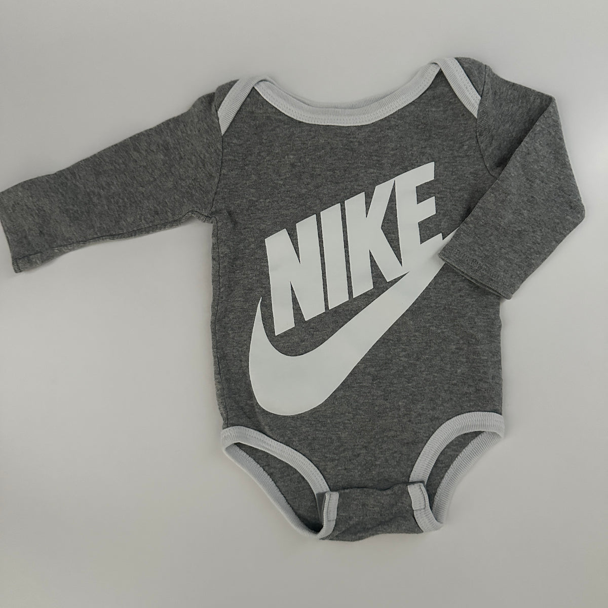Nike Baby Langarmbody Gr. 50–68 Grau mit Logo