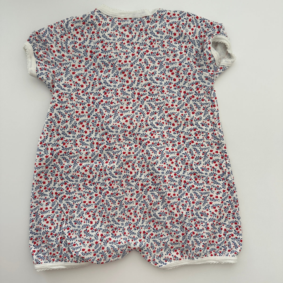 Petit Bateau Kurzarm-Romper mit Blumenprint Gr. 74