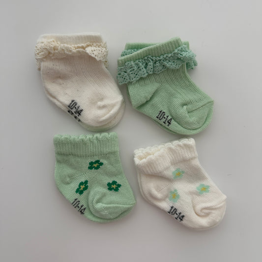 4er-Set Babysocken Grün & Creme mit Spitze und Blumen – Grösse 0–3 Monate