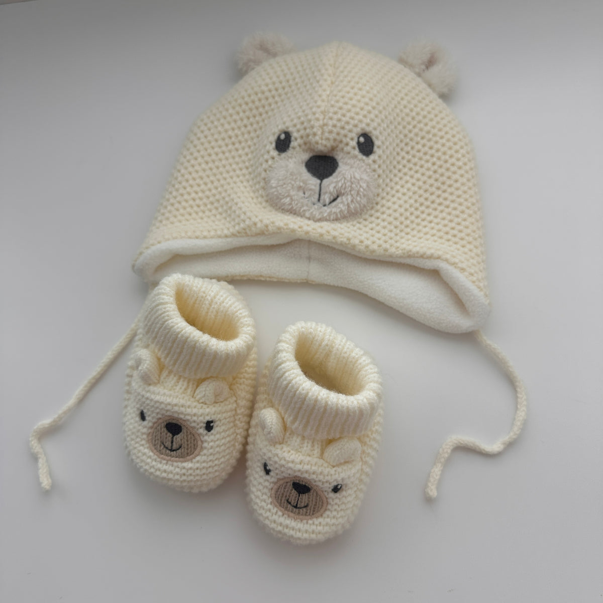 C&A Baby Mützen- & Schühchen-Set mit Teddy-Motiv Creme – Grösse 6–9 Monate