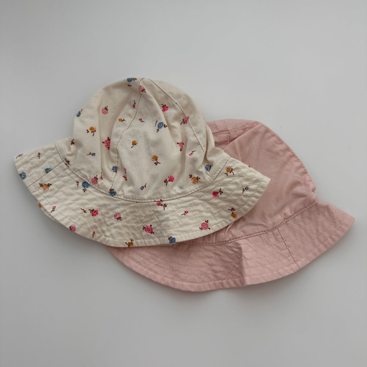 2er-Set Baby Sonnenhüte Rosa & Blumen – Grösse 62/68