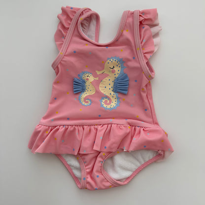 Baby Badeanzug Rosa mit Seepferdchen & Rüschen – Grösse 68