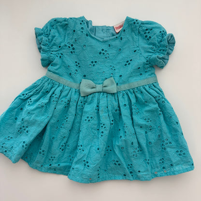 Boboli Baby Kleid Türkis mit Lochstickerei & Schleife – Grösse 68