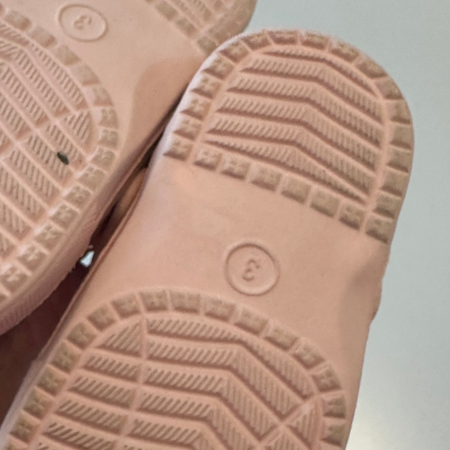 Baby Clogs in Rosa mit Regenbogen-Applikation – Grösse 25