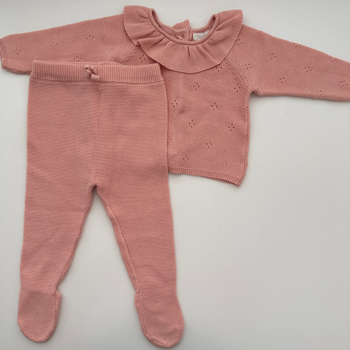 Sfera Baby Strickset 2-teilig mit Rüschenkragen Gr. 62/68