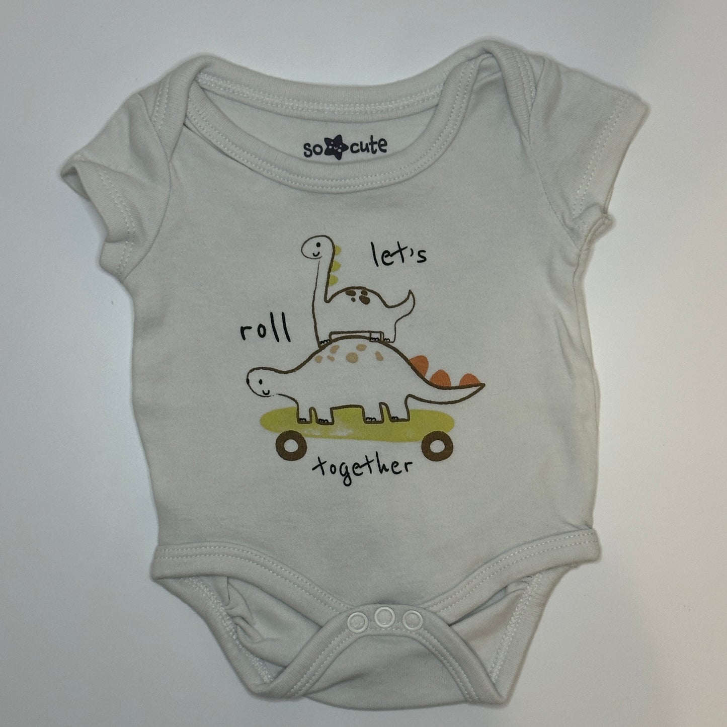 Kurzarmbody mit Dino-Print „Let’s roll together“ Gr. 62