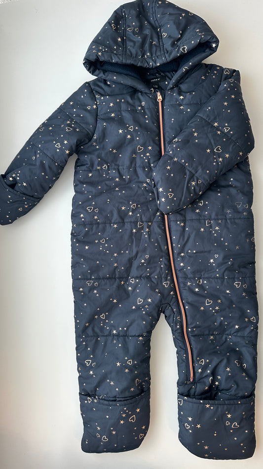 Schneeanzug mit Herz- und Sternenmuster | Gr. 74/80
