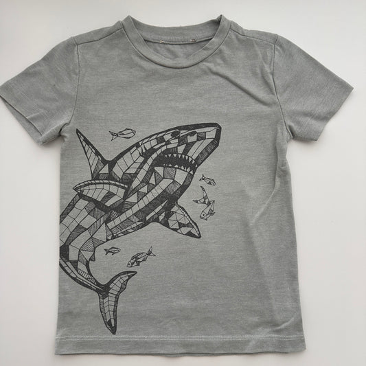T-Shirt mit Hai-Motiv in Grau – Gr. 98
