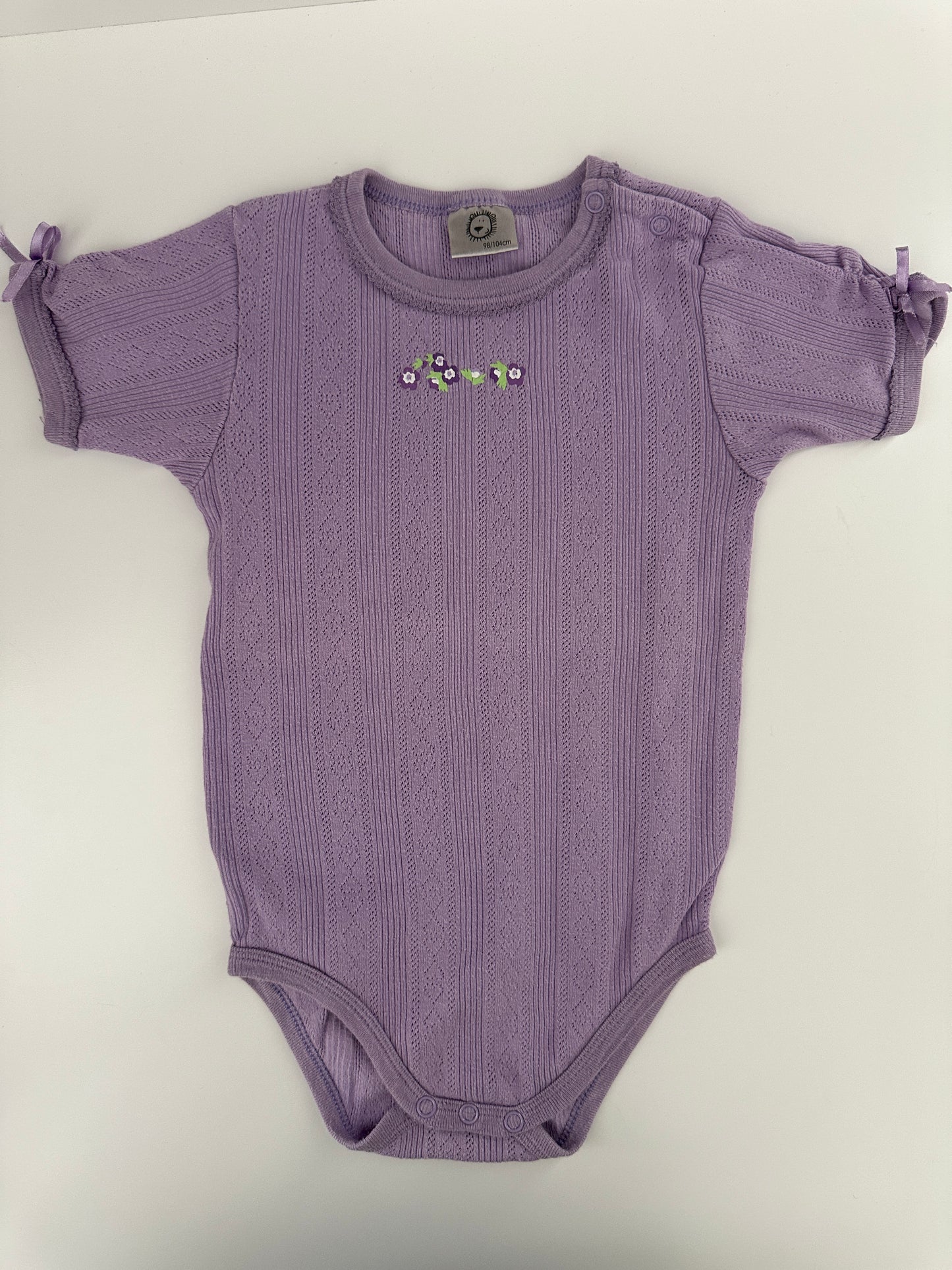 Baby Body lila mit Strukturmuster Gr. 98/104