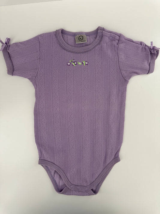 Baby Body lila mit Strukturmuster Gr. 98/104