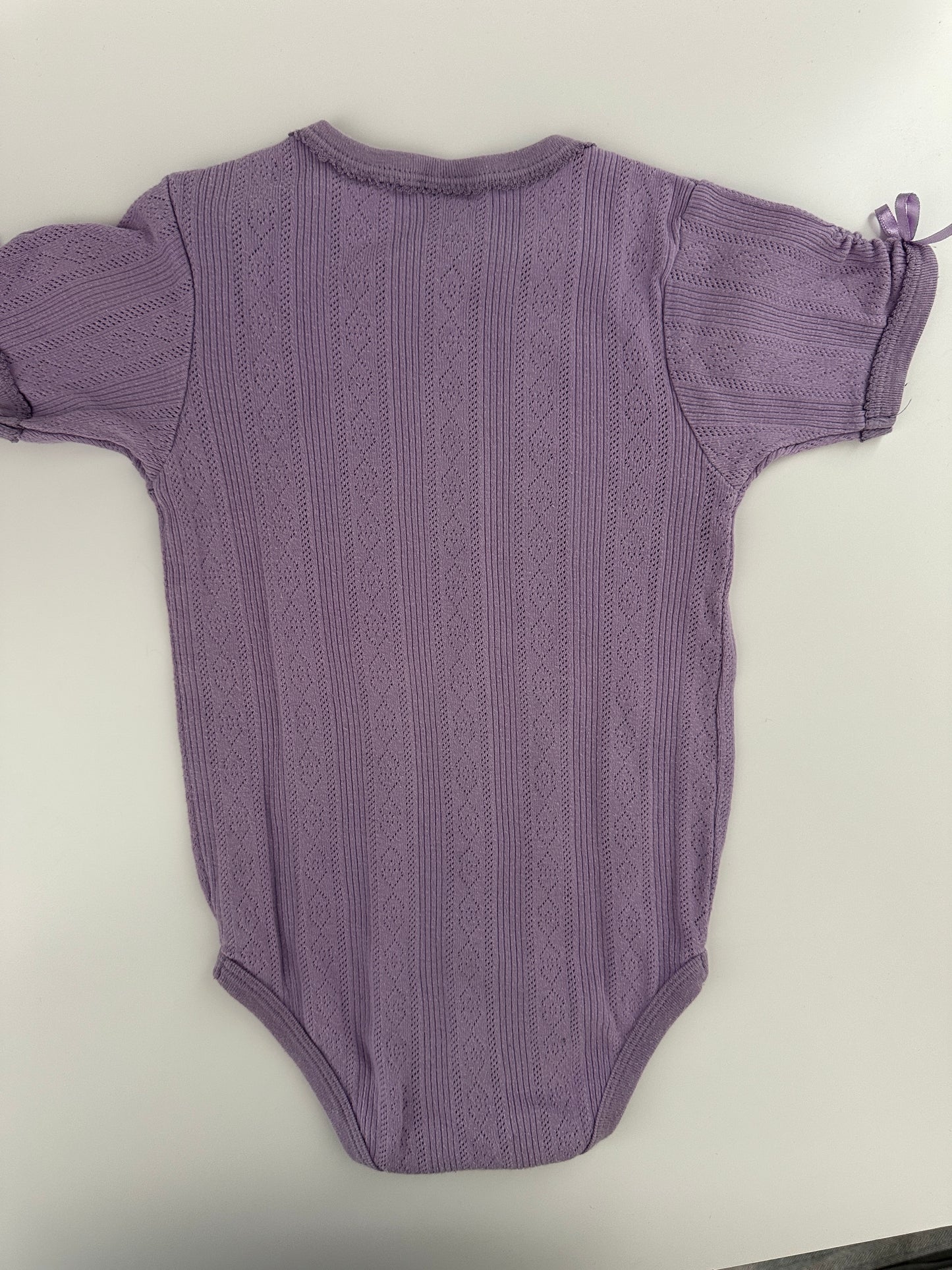 Baby Body lila mit Strukturmuster Gr. 98/104