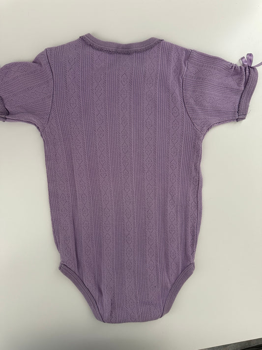 Baby Body lila mit Strukturmuster Gr. 98/104
