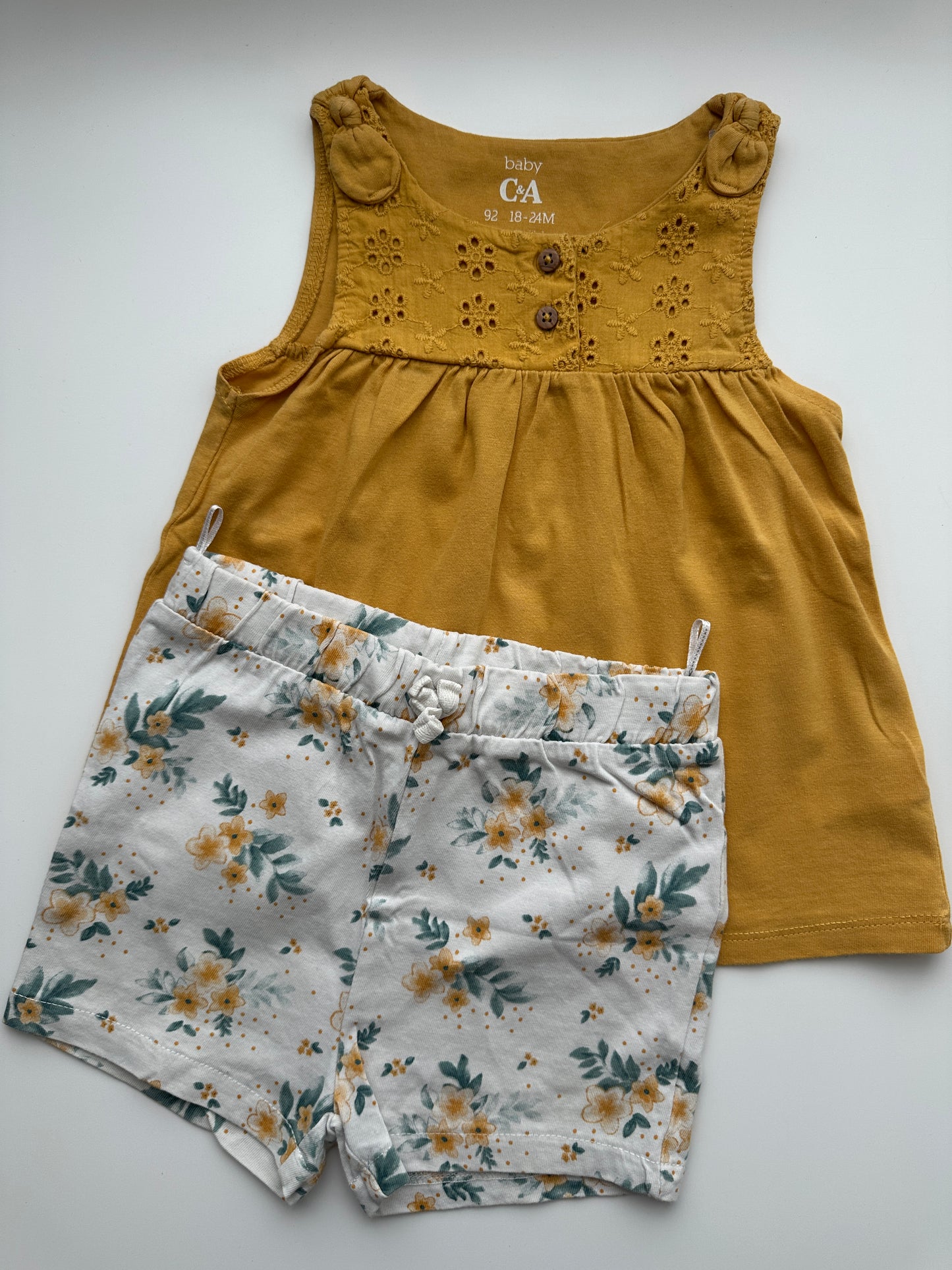C&A Baby Set Gr. 92 – Senfgelbes Top & Shorts mit Blumenmuster