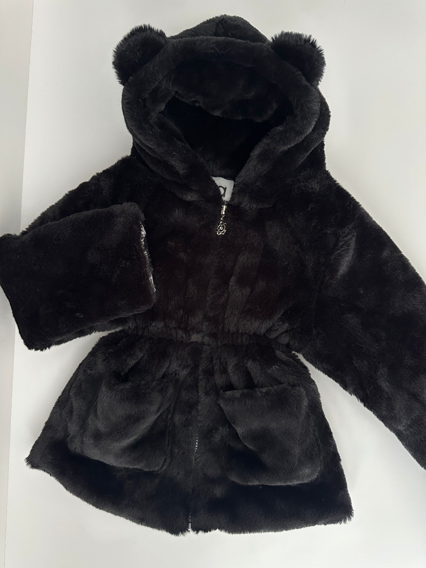 Kuschelige Teddyjacke Schwarz mit Bärenohren Gr. 120 – Kunstfelljacke
