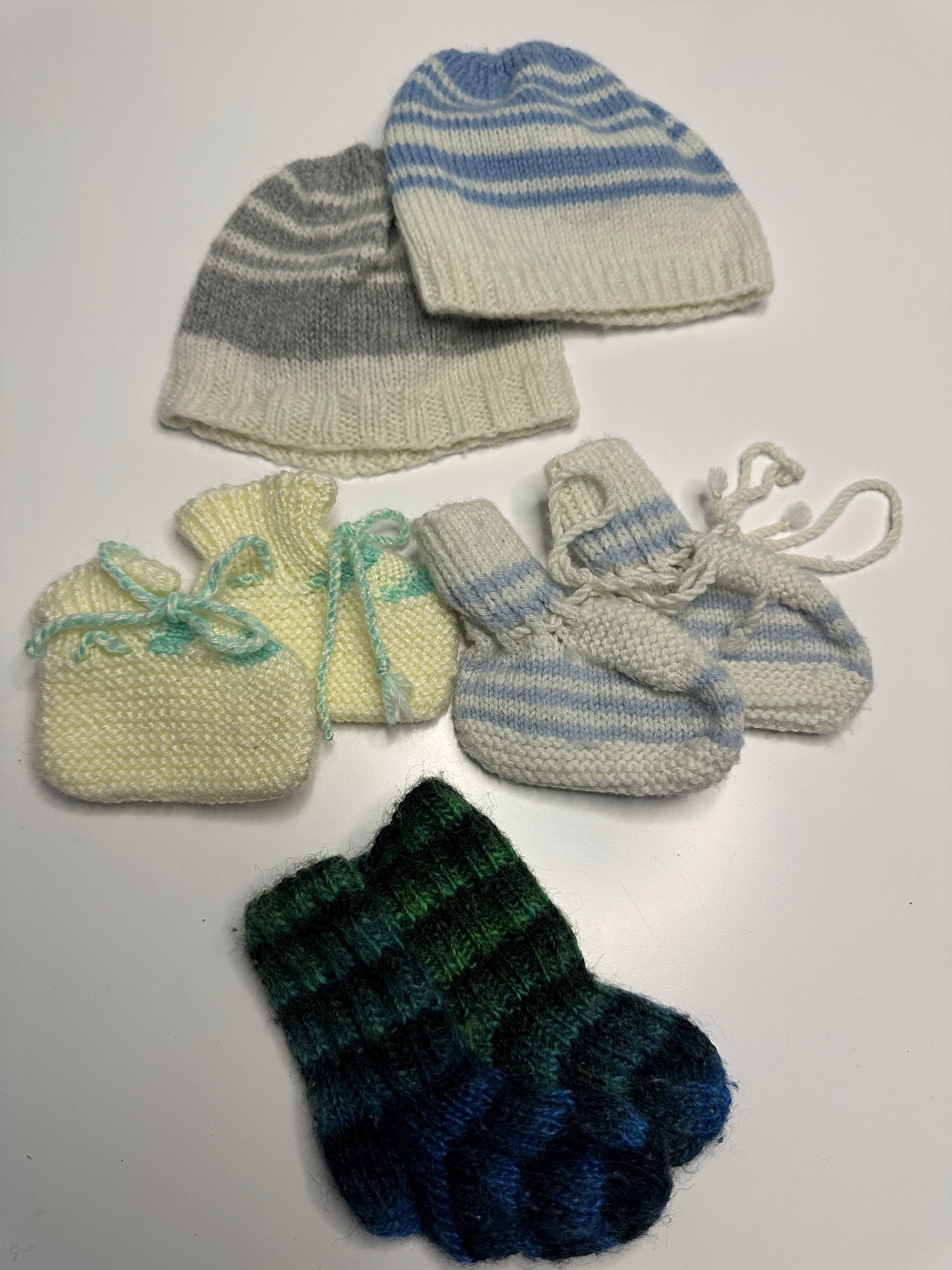 Set aus handgestrickten Baby-Mützen & Finkli