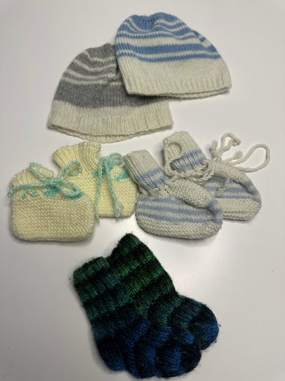 Set aus handgestrickten Baby-Mützen & Finkli